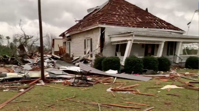 Jedyni rdzenni Amerykanie postanowili pokryć koszty pogrzebów ofiar tornado w Alabamie.