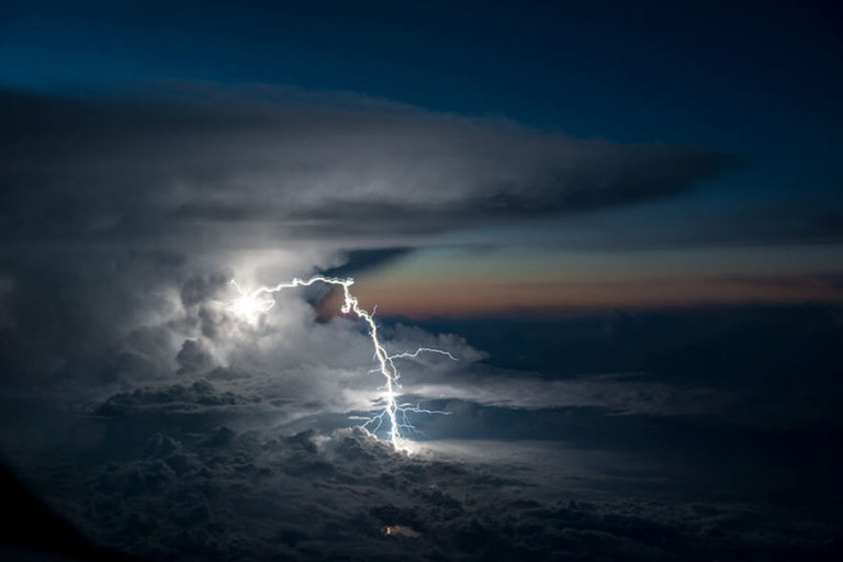 Pilot amerykańskich linii lotniczych zrobił zapierające dech w piersiach zdjęcia burzy.