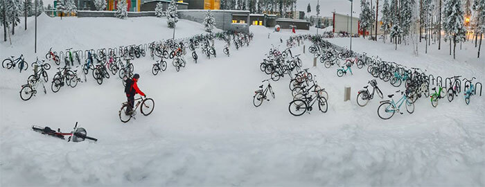 Uczniowie z Finlandii jeżdżą rowerem do szkoły w -17°C