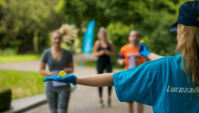 Na londyńskim maratonie zastąpiono plastikowe butelki biodegradowalnymi i jadalnymi woreczkami z wodą.