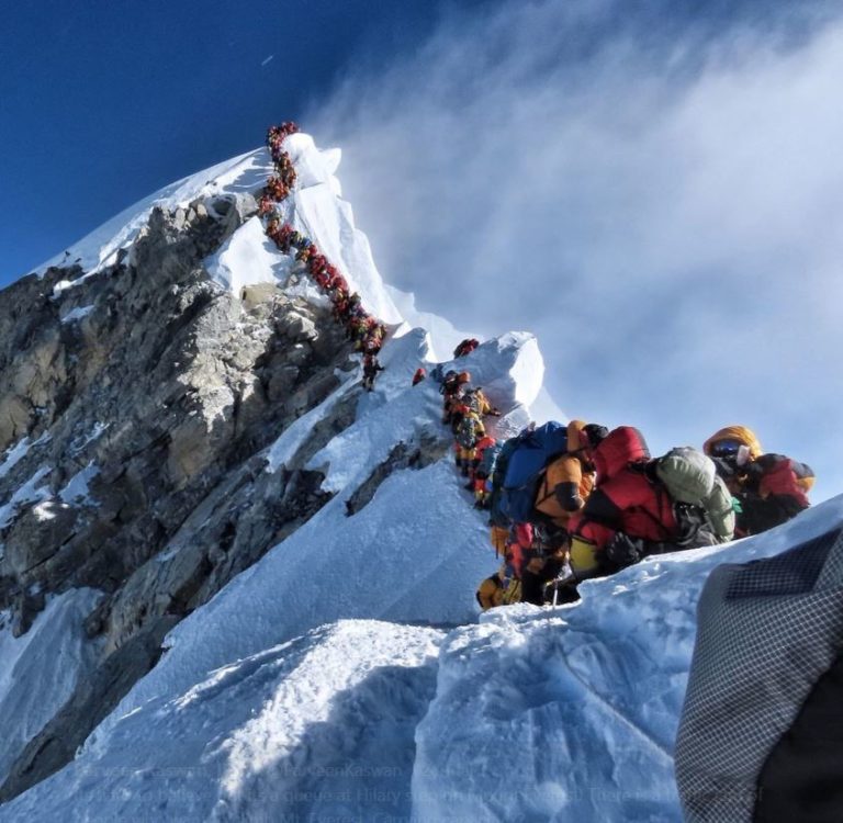 Ludzie stoją w kolejce na… Mount Everest.